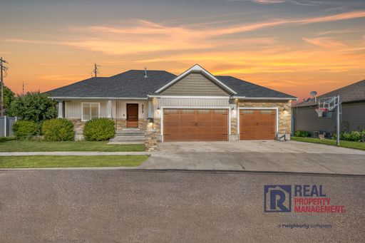Beautiful - Elegant - 5 Bedrooms - 3 Car - 3,700 sq ft - Home for rent – photo 1