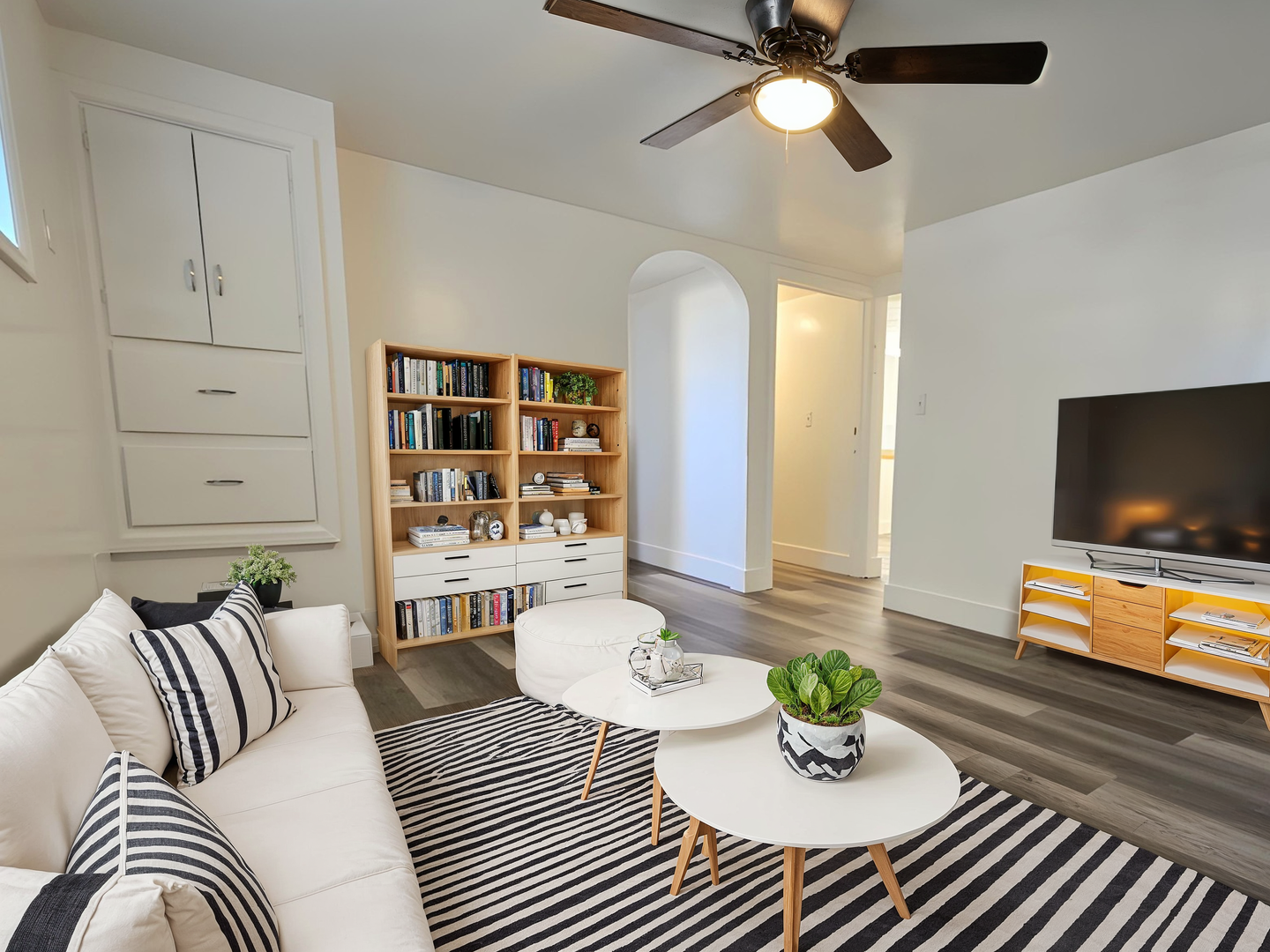 Shelley Apartment: 347 1/2 E. Center St