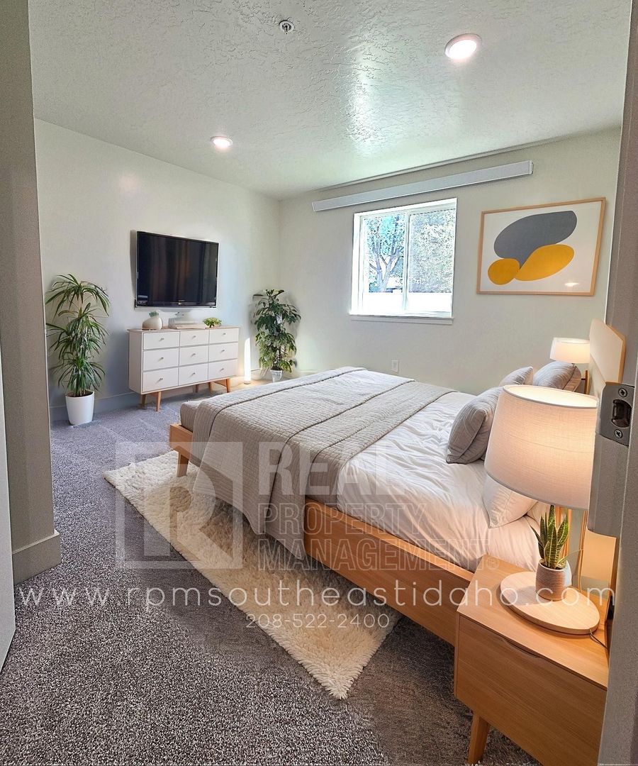 245 W 7th S - St. Anthony