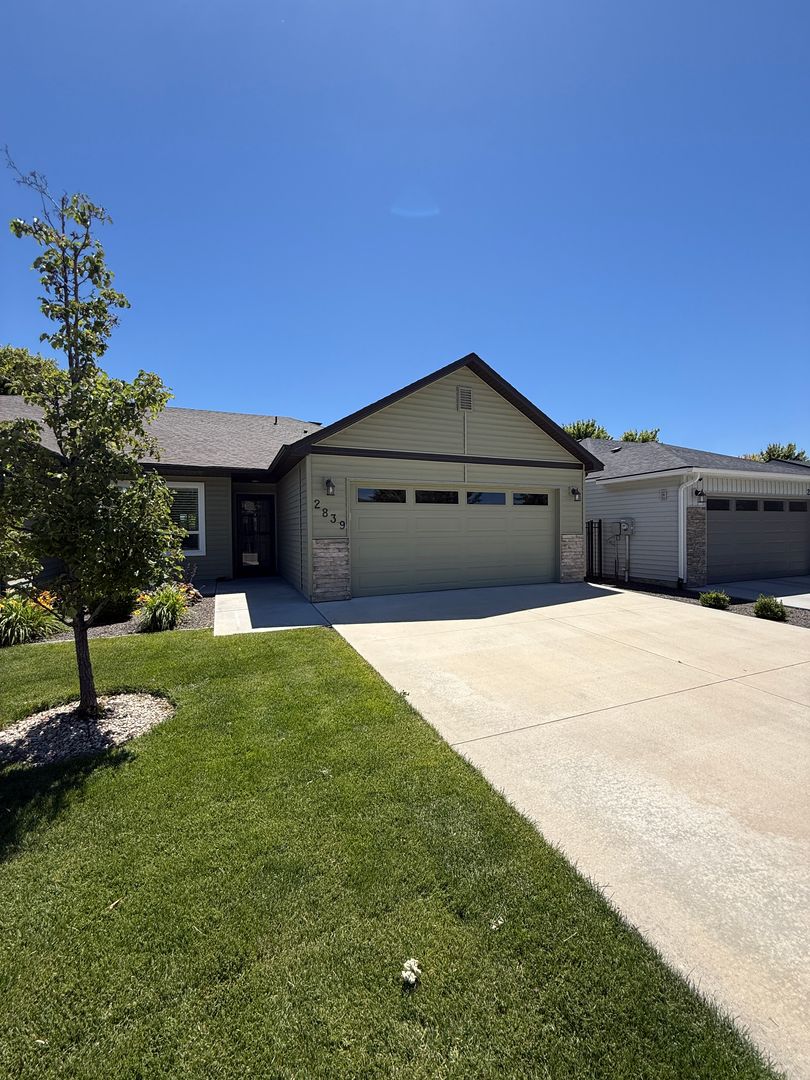 Meridian House: 2839 E Apricot Dr