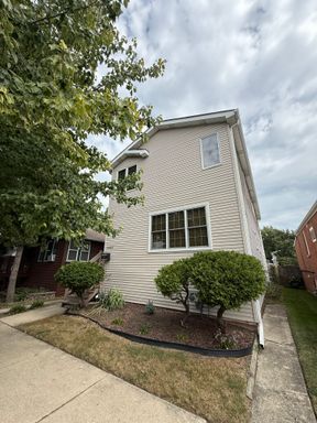 Large 4 Bed/2.5 Bath, Fenced Yard, Detached Garage, Master Bedroom – photo 1