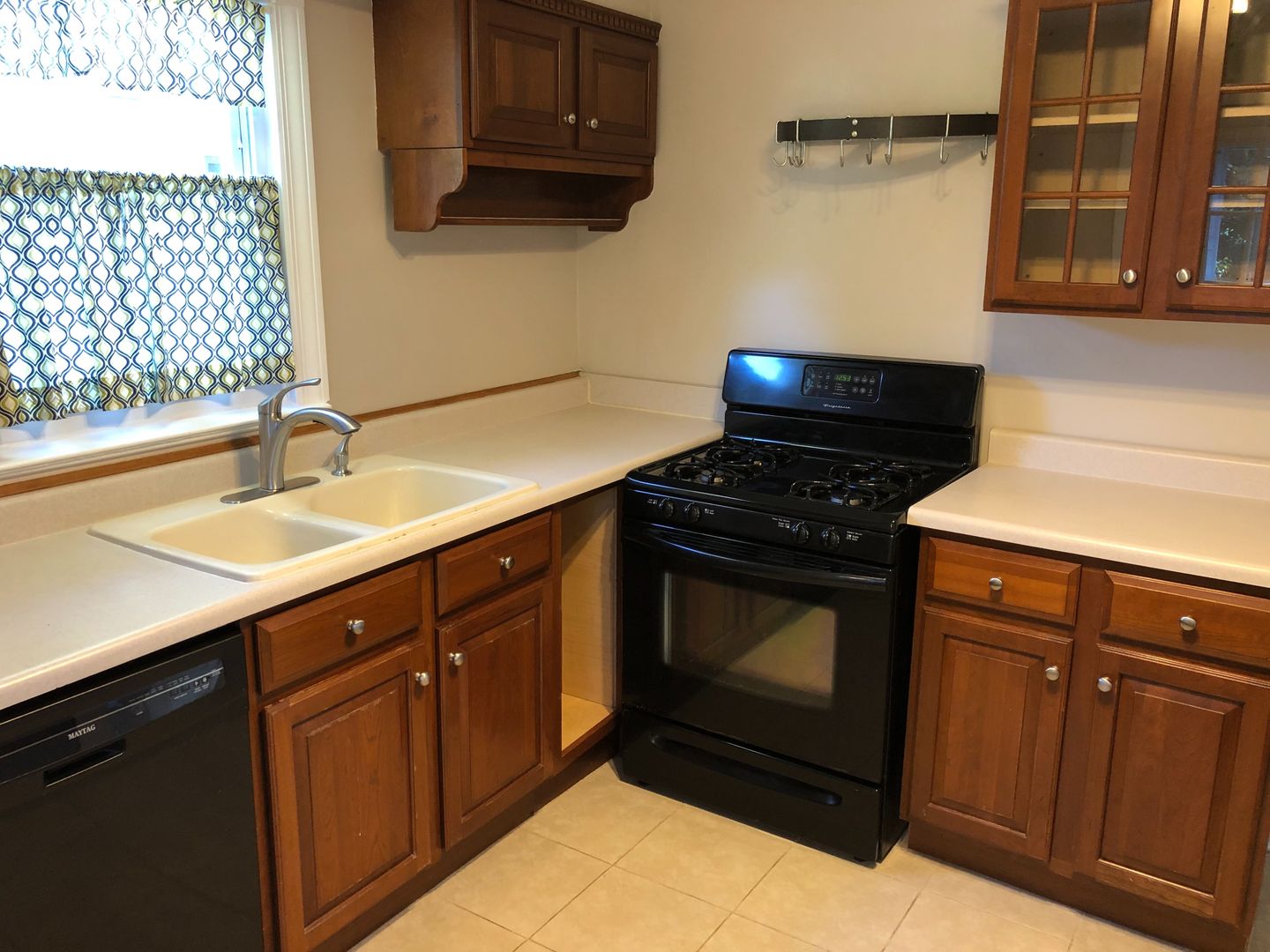 Palatine House: 148 S Cedar St