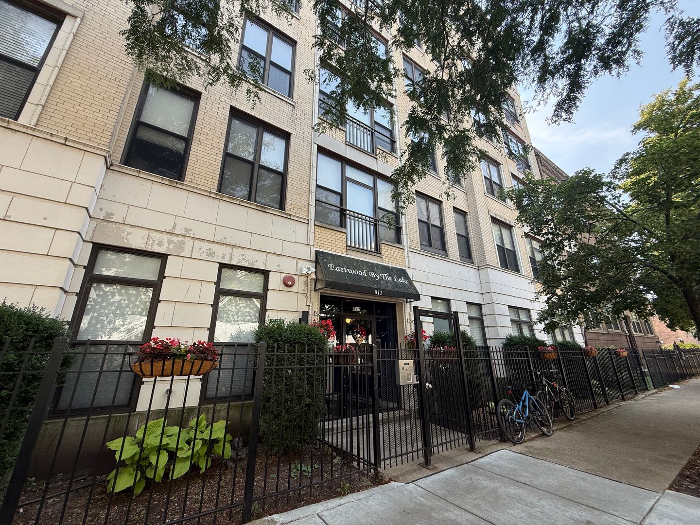 Chicago Condo: 811 W Eastwood Ave