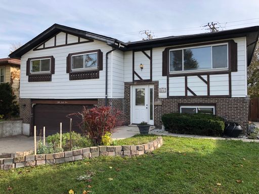 3bed/2bath Single Family Finished Basement Attached Garage! – photo 1