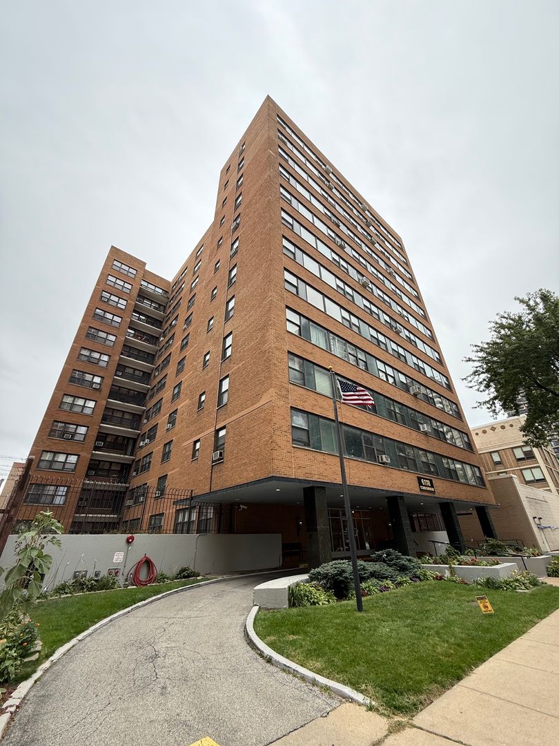 Chicago House: 6118 N Sheridan Rd.