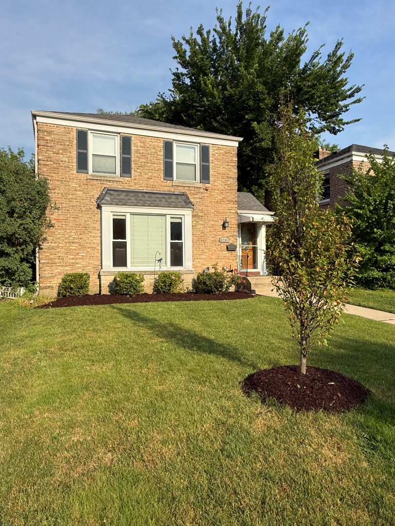Lincolnwood House: 6704 N Central Park