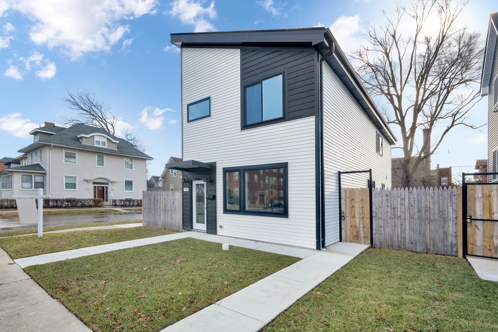 Chicago House: 5901 W Erie St