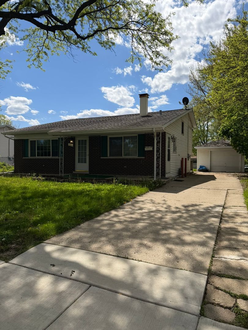 Glendale Heights House: 1688 Clifford St