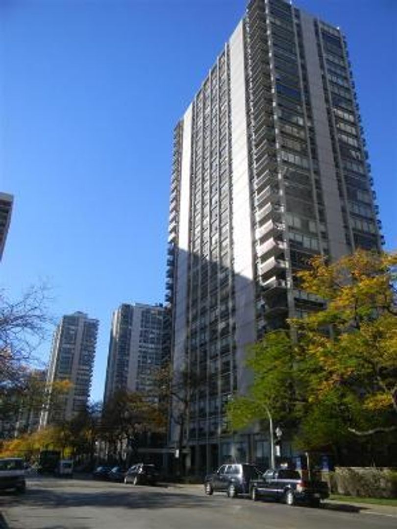 Chicago Condo: 1455 N Sandburg Ter Apt 2007