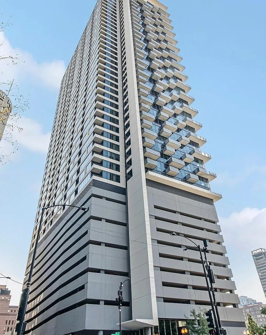 Chicago Condo: 235 W Van Buren St Unit 2907