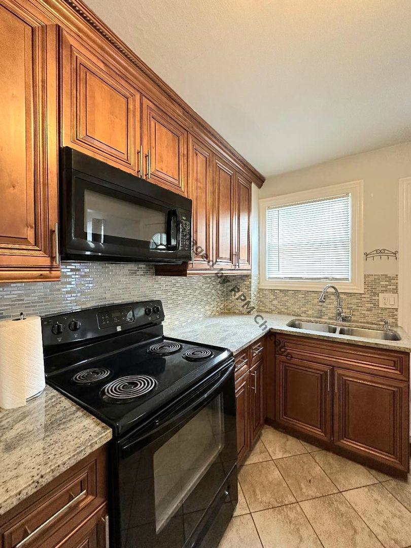 River Forest Townhome: 1420 N Harlem Ave Apt E