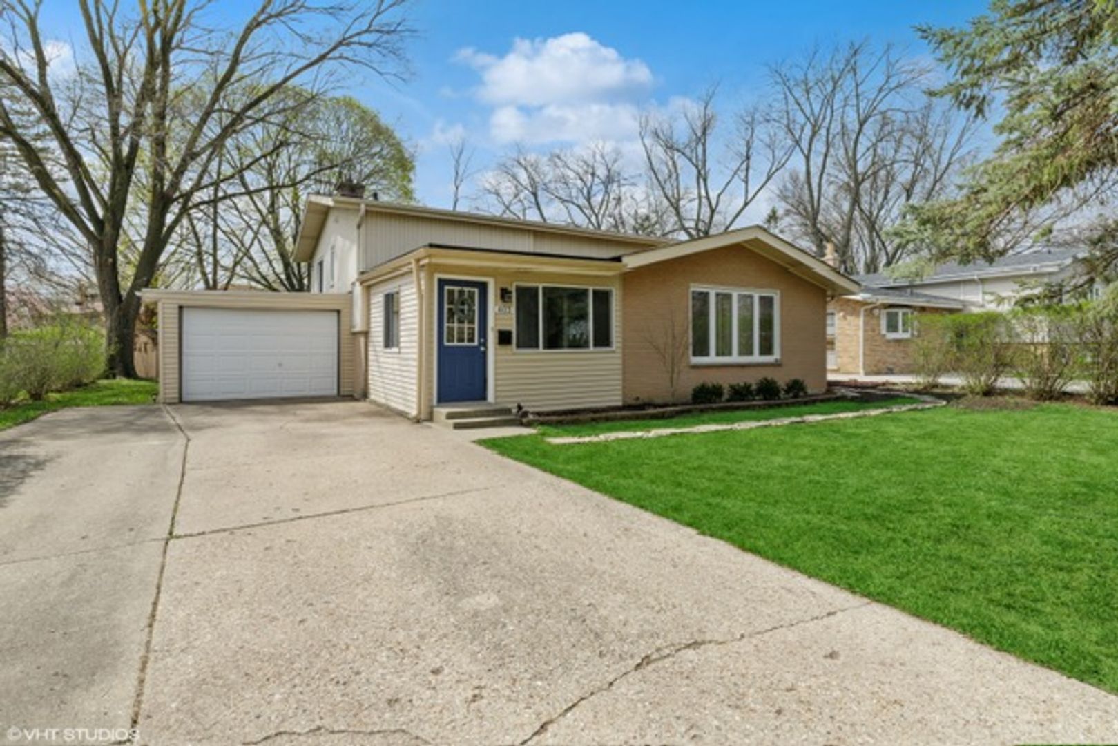 Glenview House: 403 E Lake Ave