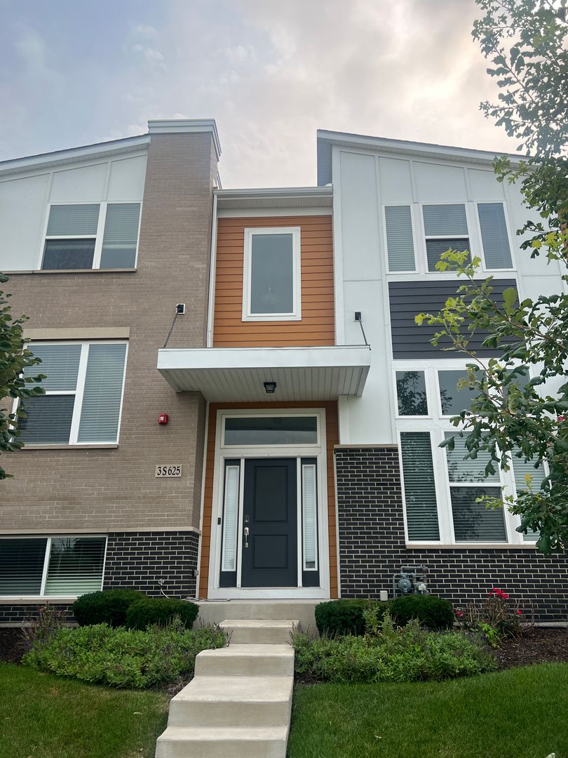 Warrenville House: 3s625 Camden St