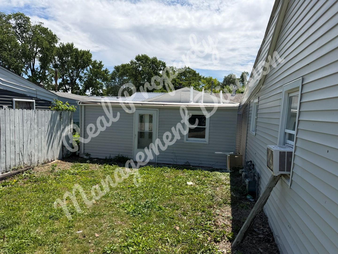 Springfield Apartment: 516 Highland