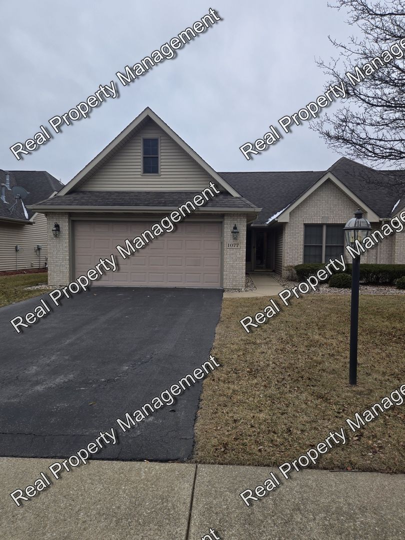 Schererville House: 1077 Wildwood Ln