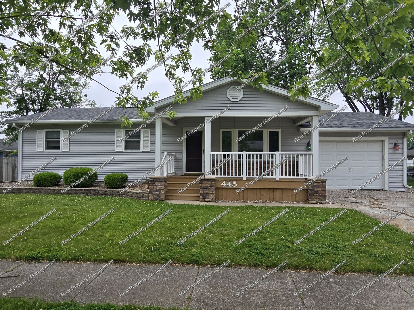 Lowell House: 445 Cheyenne Dr