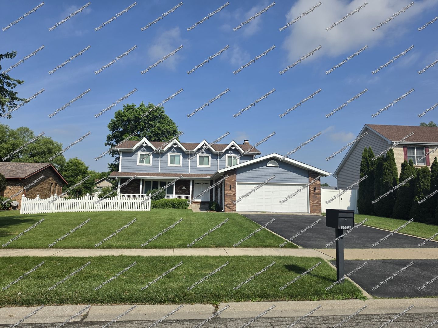 Munster House: 10016 Twin Creek Blvd