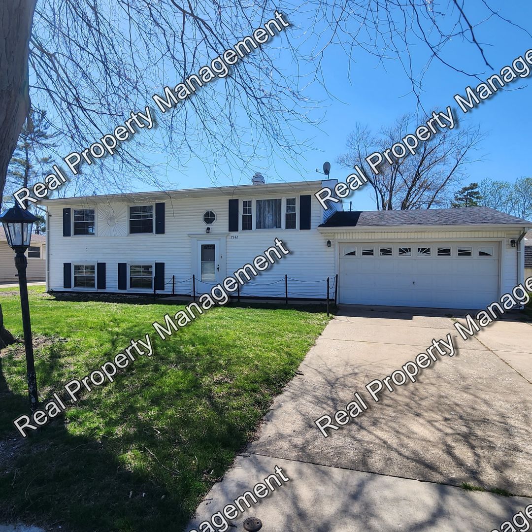 Merrillville House: 7942 Taney Place