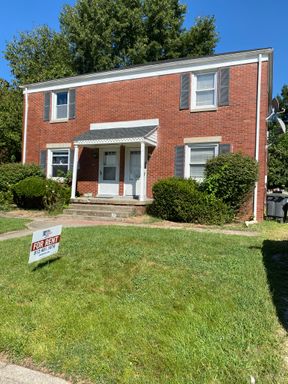 *Summer Special* First Month's Rent Free - Well Laid Out East Side Duplex with Practical Amenities – photo 1