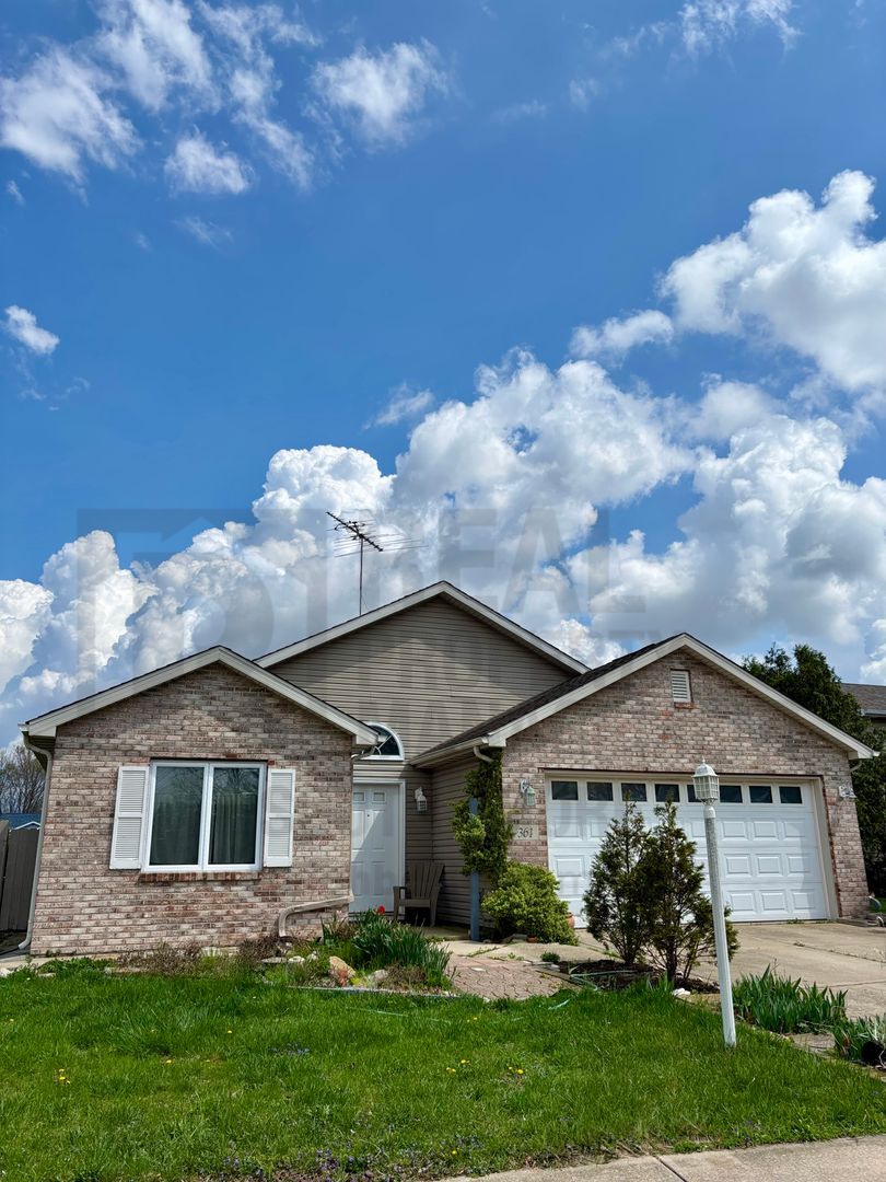 Chesteron House: 361 Larkin Lane