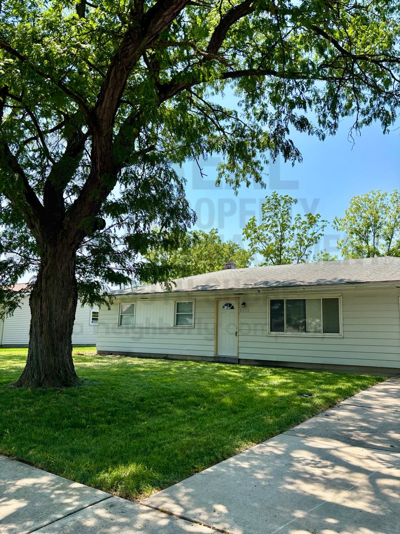 Merrillville House: 8018 Taney Place