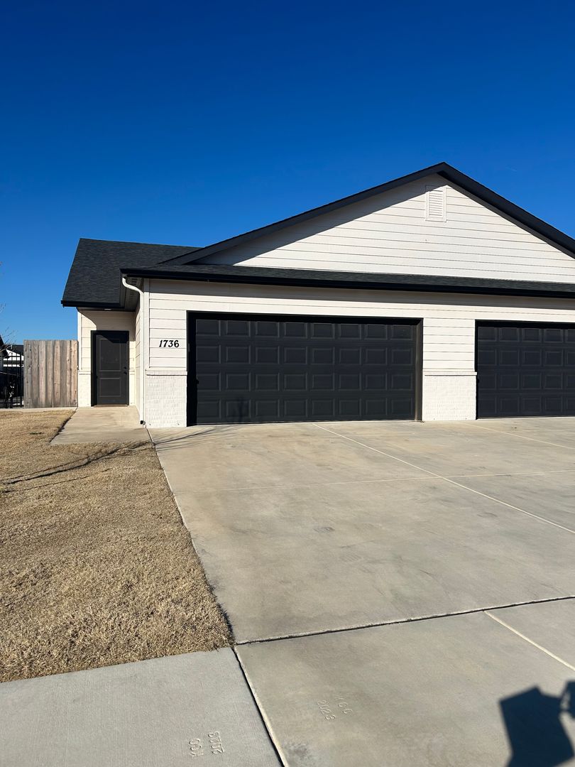 Derby House: 1736 E Decarsky