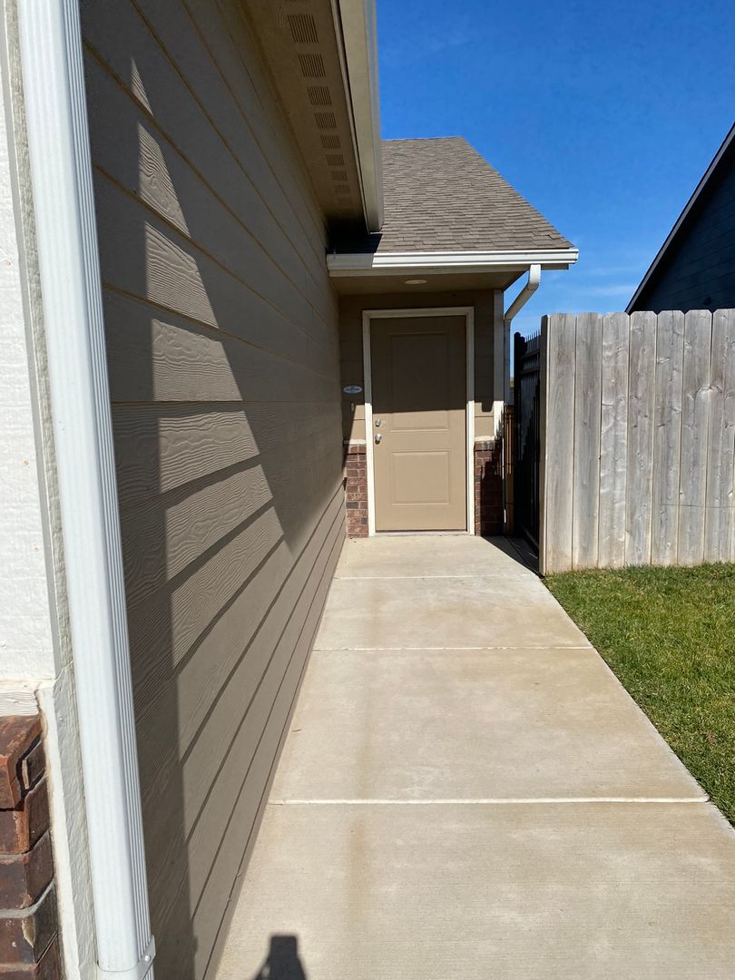 Maize House: 412 S Longbranch Dr.