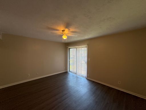 Recently Renovated, Large, Pet-friendly 2 Bedroom 1 Bath Apartment in Stonybrook Apartments! Deposit Free Living Available via Obligo!! – photo 1