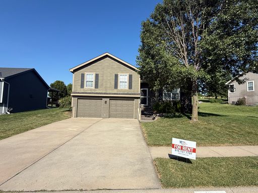 Stunning and Spacious 4 bedroom, 3 bathroom Platte City Cul-de-sac Charmer!!