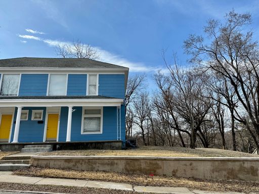 Spacious, Renovated 3 Bedroom, 1 Bathroom Townhouse!! Deposit Free Living Available via Obligo! – photo 1