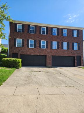 Spacious 3 bedroom 2.5 Bath Townhouse with Tons of Storage – photo 1