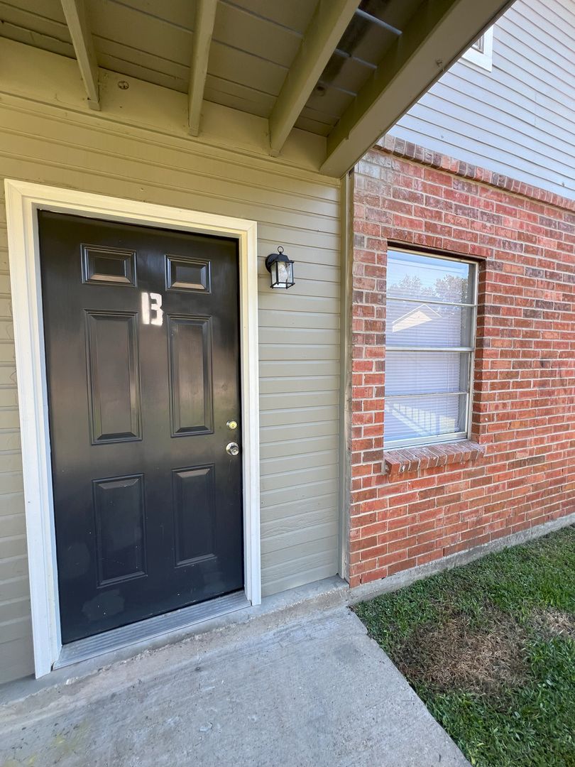 Baker Apartment: 5143 Baker Blvd.