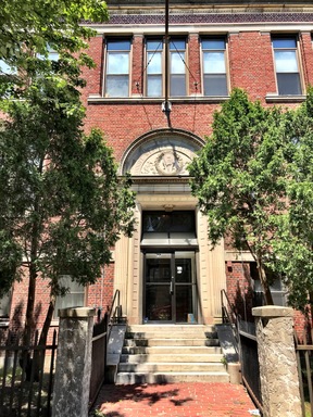 1 Bed 1 Bath, high ceilings, washer/dryer in unit, Off St parking, Roof Deck! Close to T. Central Air & Heat – photo 1