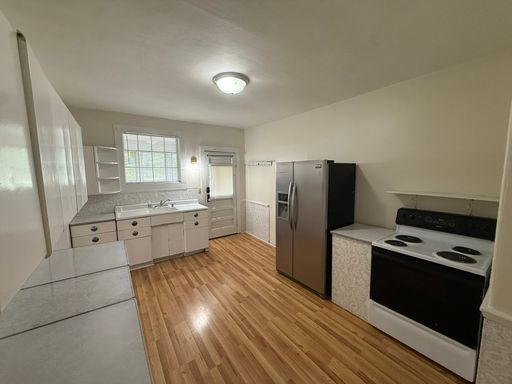 Spacious 2 BR, 1 Bath Farmhouse in a Quiet Amherst Location!