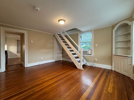 Charming 1BR/1BA Top-Floor Apartment in Beverly – Available Now