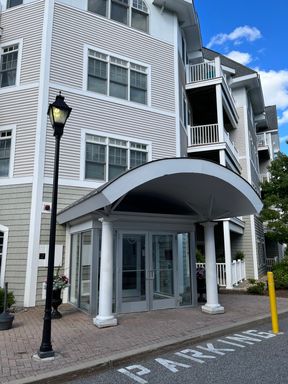 Modern 2 Br 1 Full / 2 half Bath Braintree Condominium