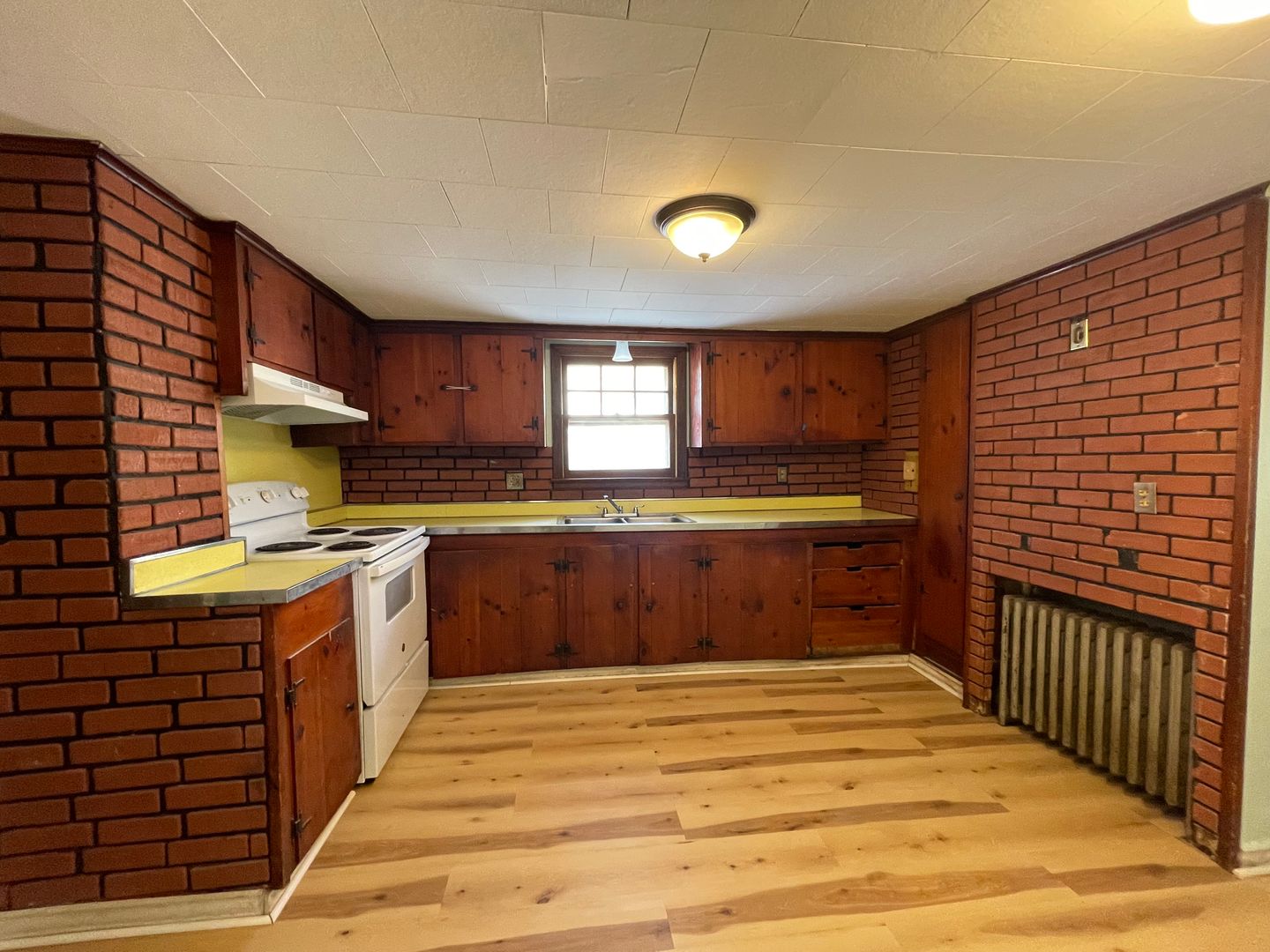 Pittsfield Apartment: 147 Dewey Ave