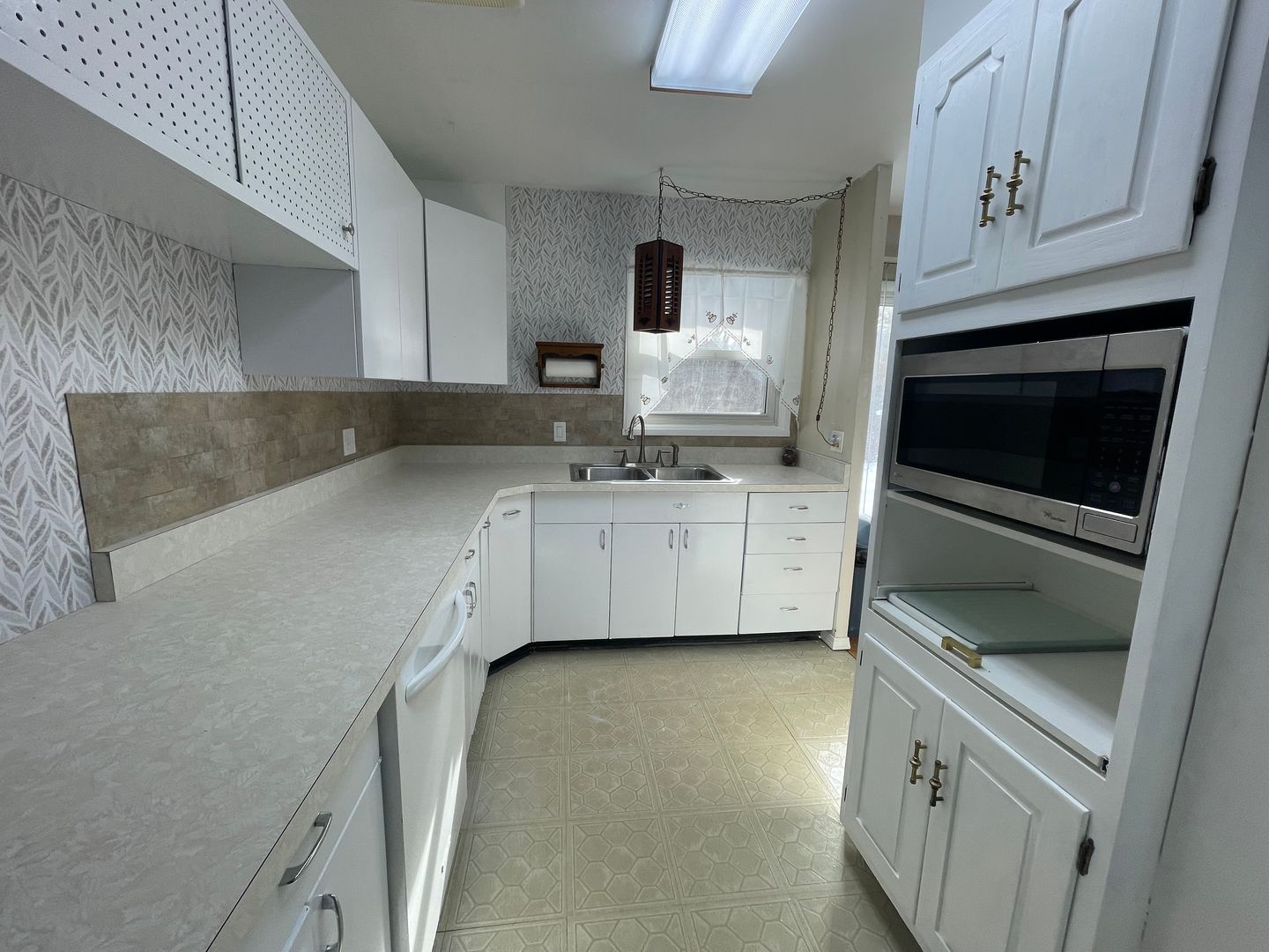 Pittsfield House: 104 Maple Grove Dr