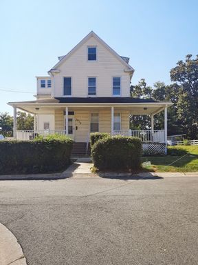 Charming Historic 2-BR w/Den Apt in Hoes Heights nestled between Roland Park & Hampden – photo 1