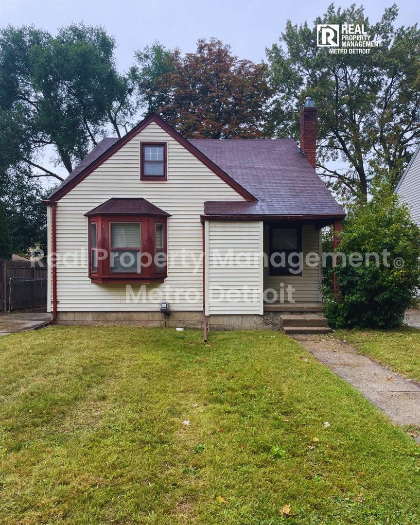 Royal Oak House: 823 E Second St