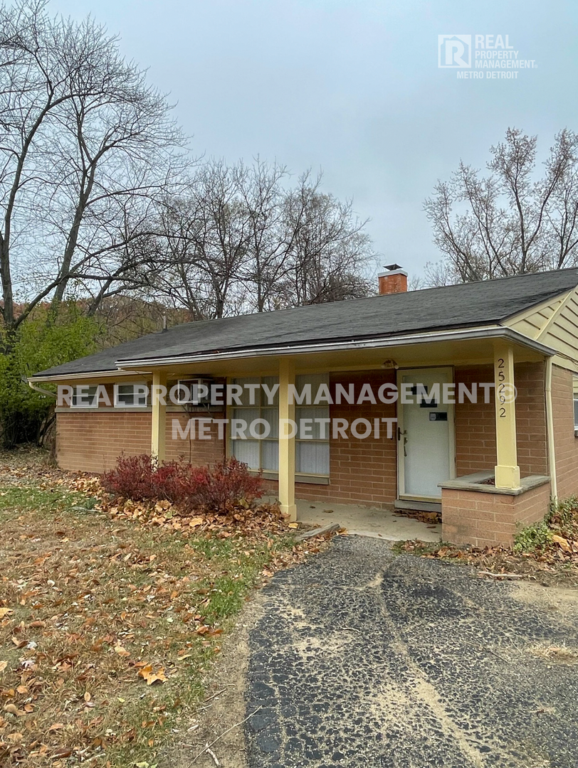 Southfield House: 25292 Orchard Grove St.