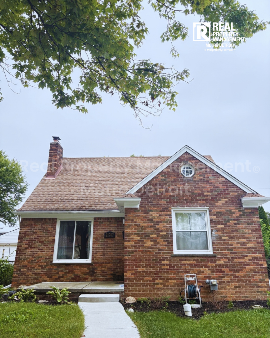St Clair Shores House: 21707 Alger Street