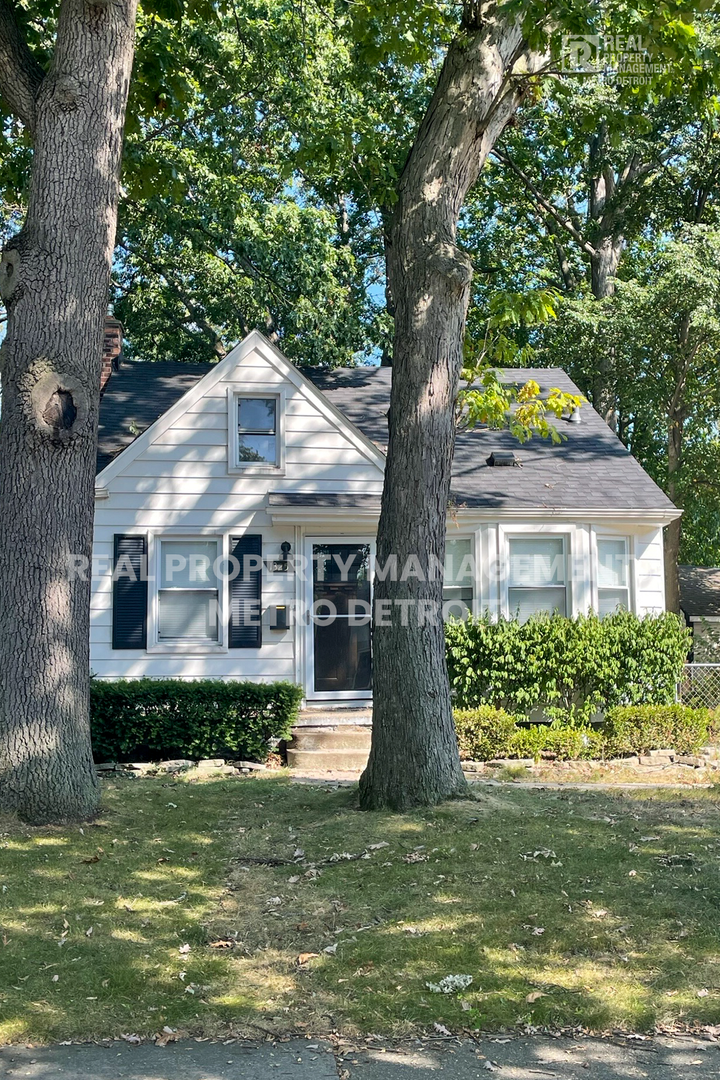 Royal Oak House: 1325 Cherokee Dr.