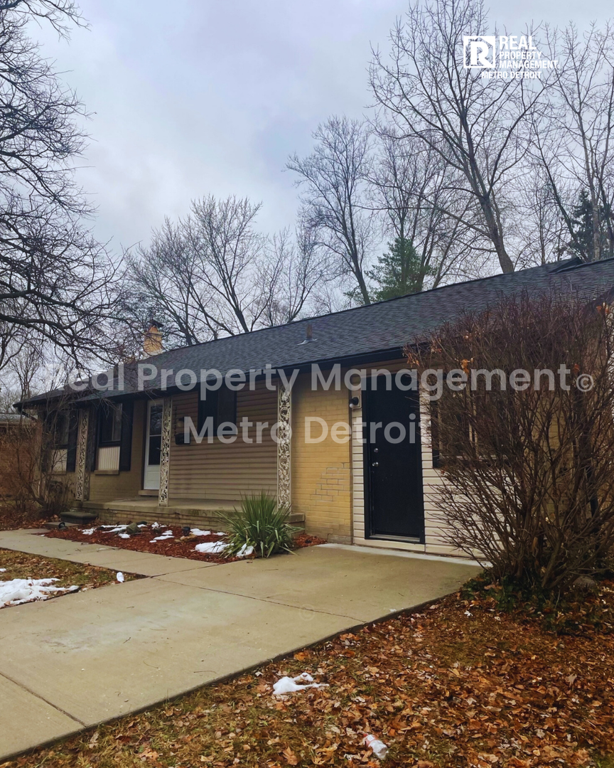 Southfield House: 29822 Rock Creek