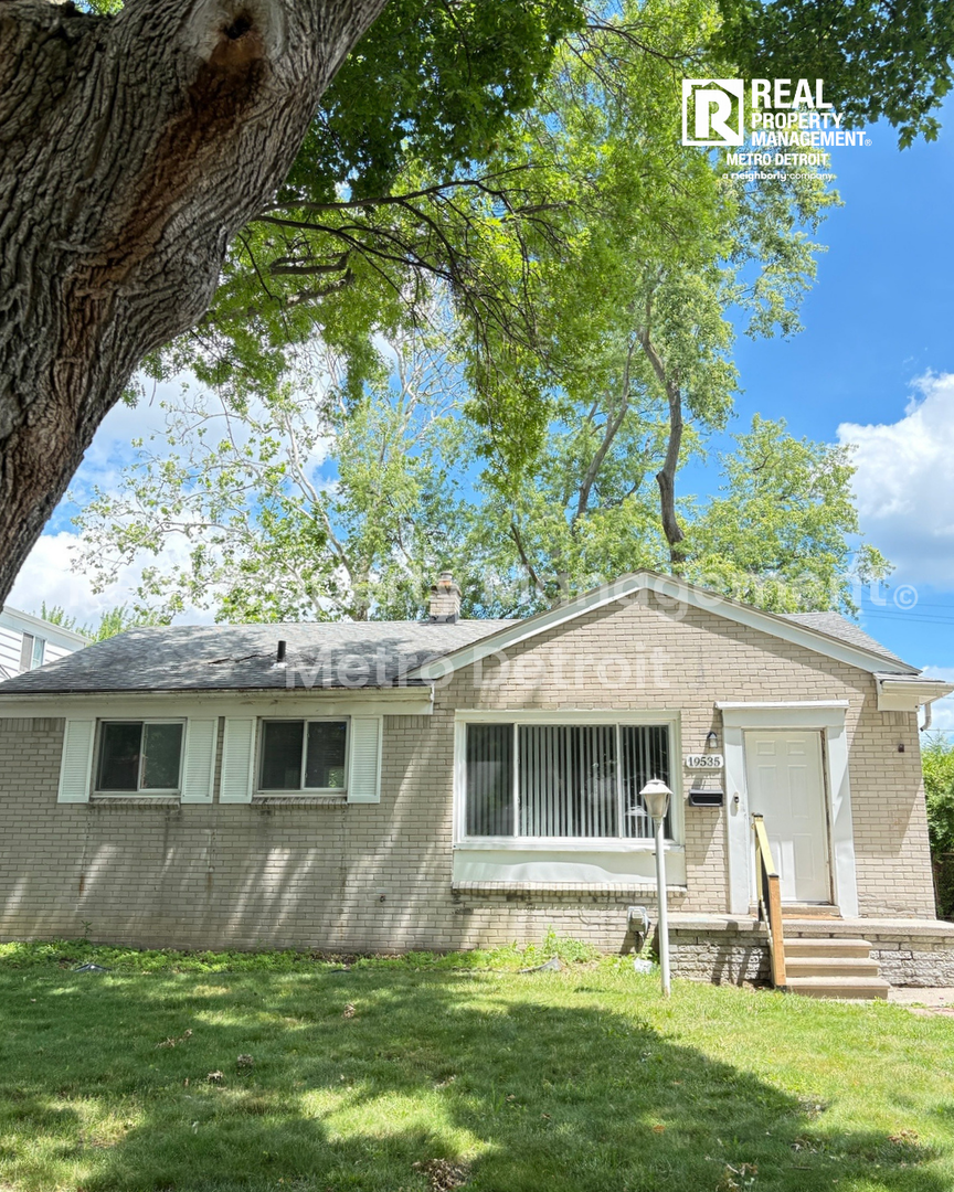 Harper Woods House: 19535 Woodmont St