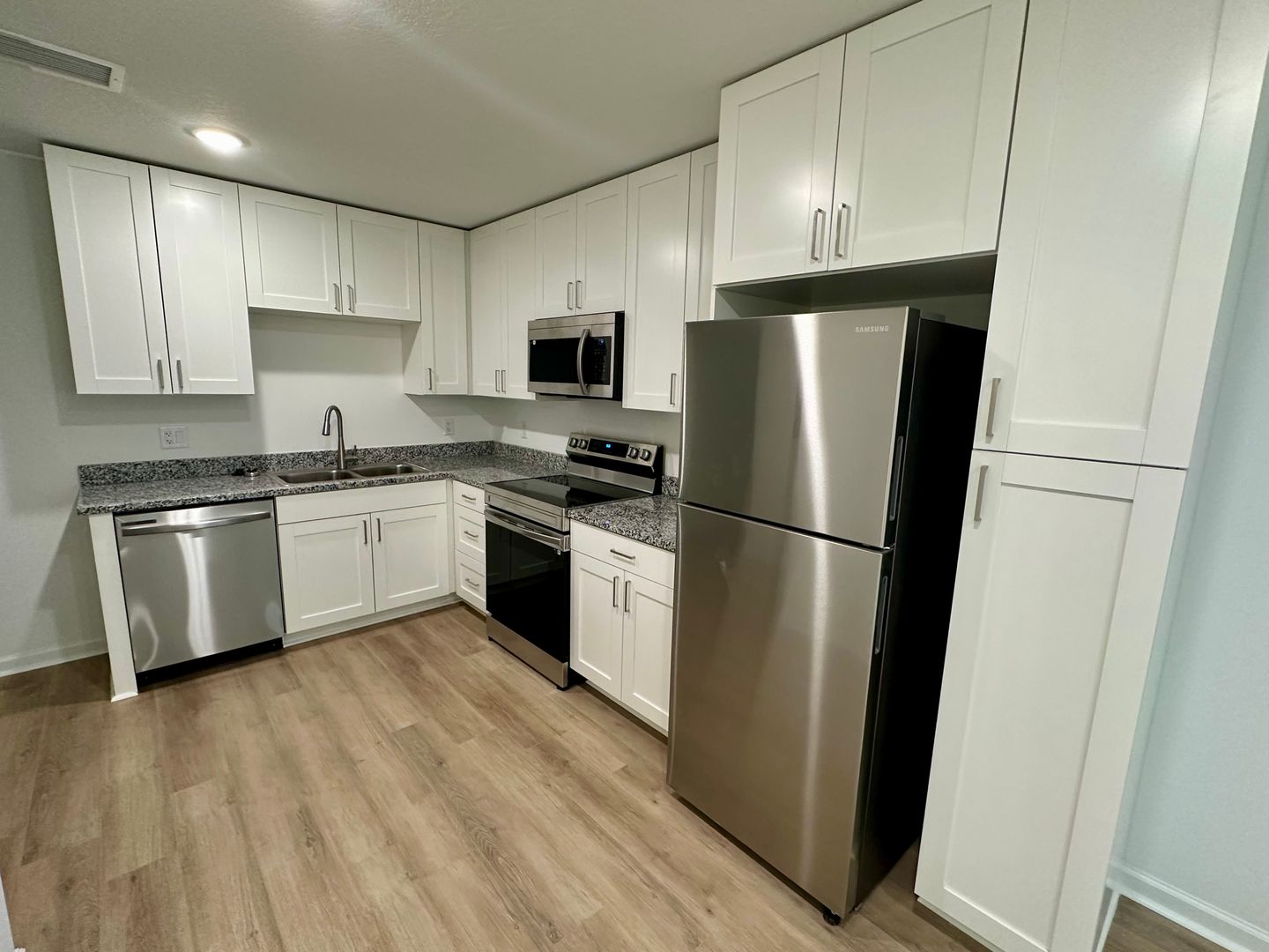Lakeland Apartment: 301 S Lake Ave