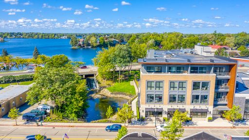 Luxury Two Bed Two Bath in Downtown Lake Orion! – photo 1