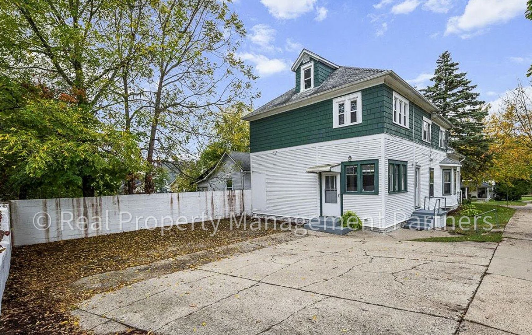 Grand Rapids Apartment: 901 Baraga St NE