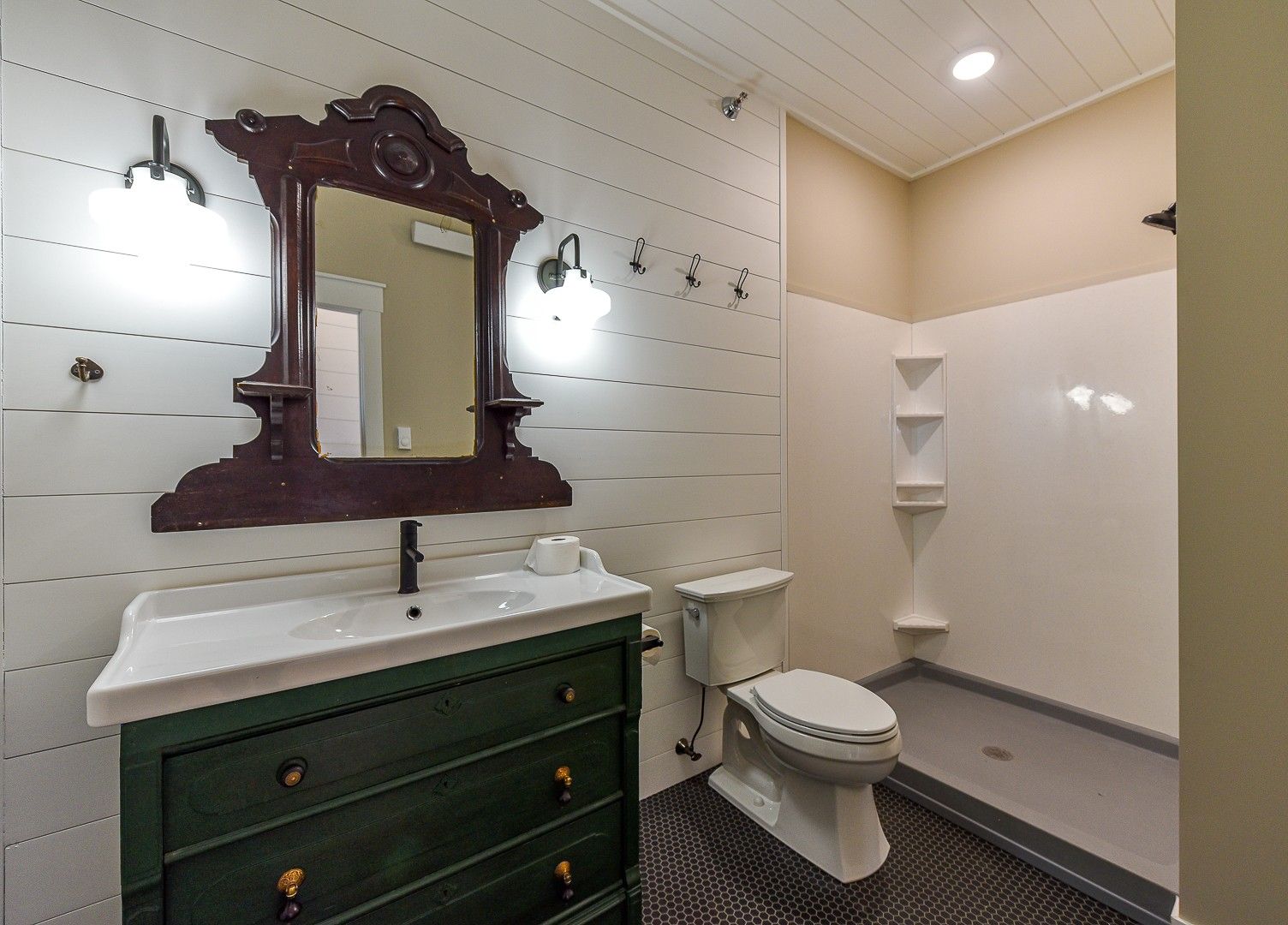 Crosby Apartment: 26 1/2 W Main St