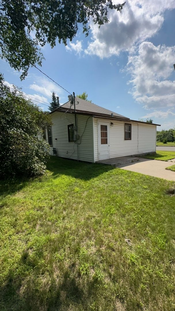 Staples House: 323 2nd St SE